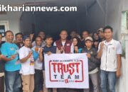 Relawan Team Rudy Susmanto Bersih Bersih Masjid di Kecamatan Sukajaya.