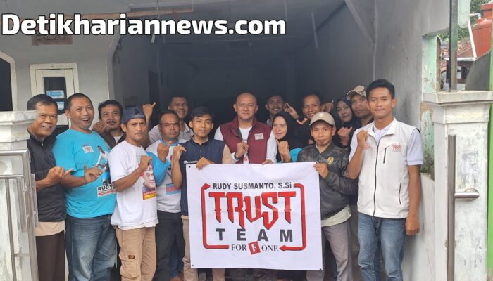 Relawan Team Rudy Susmanto Bersih Bersih Masjid di Kecamatan Sukajaya.