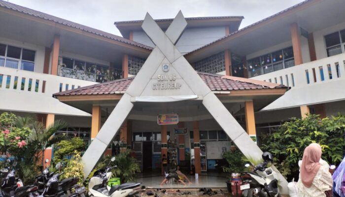 Cekcok antara kepsek dan wali murid di SD 06 citerup terkait dugaan pungli dengan dalih kegiatan Ekstrakurikuler.