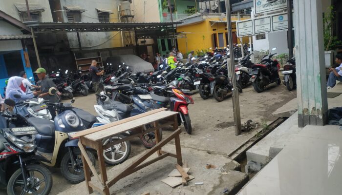 Di duga jadi praktek pungli, halaman pelayanan kantor desa citerup di jadikan tempat palkir.