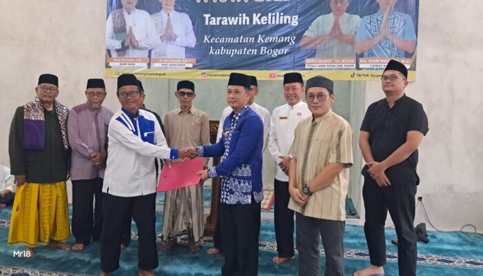 Safari Ramadan, Camat Kemang Hadiri Tarawih Keliling Bersama Kepala Dinas Sosial Kabupaten Bogor di Masjid Desa Parakanjaya