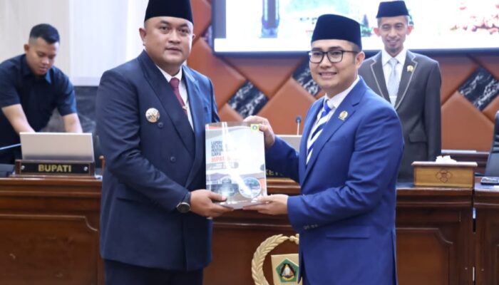 KETUA DPRD KAB BOGOR PIMPIN RAPAT PARIPURNA DALAM RANGKA PENYAMPAIAN LAPORAN KETERANGAN PERTANGGUNG JAWABAN ( LKPJ ) BUPATI BOGOR TAHUN ANGGARAN 2024.