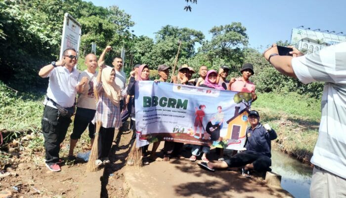 DALAM RANGKA MENYAMBUT HARI JADI BOGOR KE-534 WARGA PUSPSARI RW 06 MELAKSANAKAN BERSIH – BERSIH KALI CIBEUREUM.