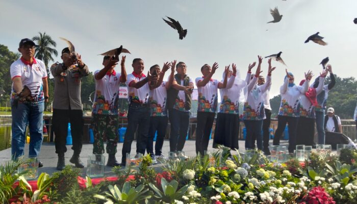 WAKIL BUPATI BOGOR ADE RUHANDI PIMPIM TEBAR BENIH IKAN DI SETU PLAZA CIBINONG