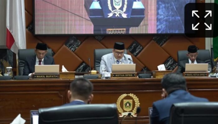 Ketua DPRD Kabupaten Bogor Sastrawinara pimpin rapat paripurna persetujuan raperda perubahan APBD 2025.