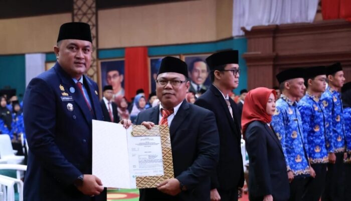 Bupati Bogor Rudy Susmanto Lantik para pejabat dan  PPPK Penuh Waktu Tahap II dan penyerah Sk cpns menjadi Pns di lingkungan Pemkab Bogor.