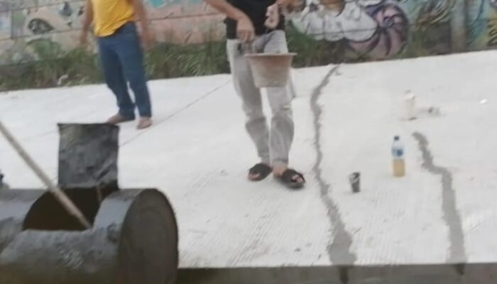 Baru Dikerjakan Betonisasi Jalan Cibereum-Cimanglid Retak-Retak Betonisasi jalan Desa Sukamantri usai di Kerjakan.