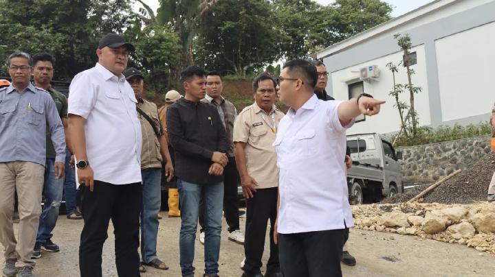 Ketua DPRD Kabupaten Bogor Sastra Winara mendampingi Bupati Bogor Rudy Susmanto meninjau perizinan sejumlah pembangunan perumahan di Kecamatan Sukamakmur, Kabupaten Bogor, pada Selasa, 3 Februari 2026. Dok. DPRD Kab Bogor