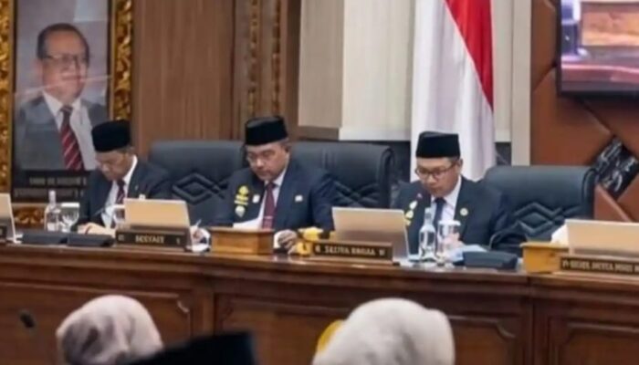 Ketua DPRD Kabupaten Bogor Sastra Winara Pimpin Rapat paripurna bahas Raperda Hukum Adat.