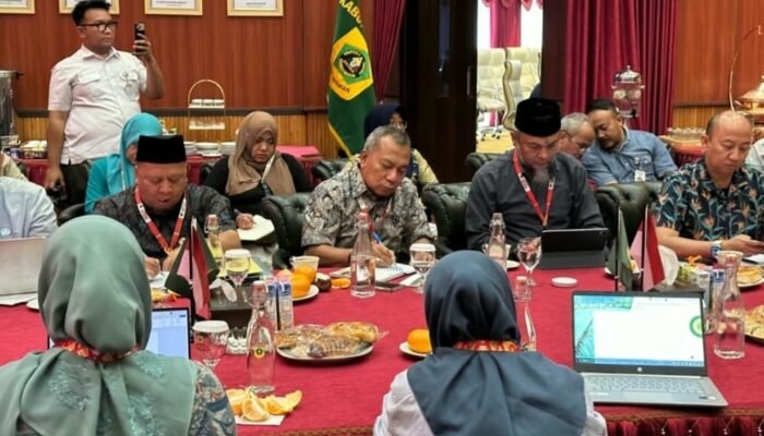 Kepala Diskominfo Kabupaten Bogor bersama Sekretaris Diskominfo mengikuti Rapat Koordinasi Pemanfaatan Lahan Jalur Bogor Bomang