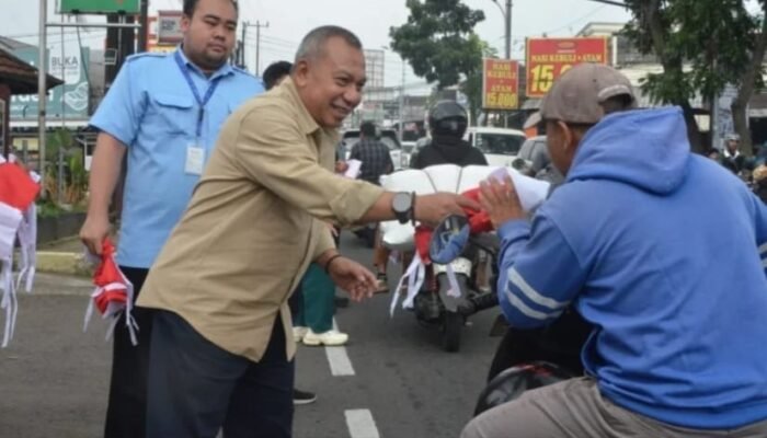 Diskominfo Kabupaten Bogor Bagikan Bendera Merah Putih Sambut Bulan Kemerdekaan
