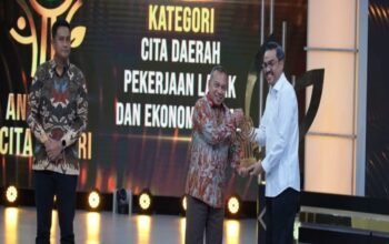 Bupati Bogor Dianugerahi Penghargaan Cita Daerah atas Komitmen Membangun Pekerjaan Layak dan Ekonomi Lokal Bupati Bogor Dianugerahi Penghargaan Cita Daerah atas Komitmen Membangun Pekerjaan Layak dan Ekonomi Lokal