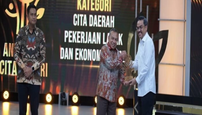 Bupati Bogor Dianugerahi Penghargaan Cita Daerah atas Komitmen Membangun Pekerjaan Layak dan Ekonomi Lokal Bupati Bogor Dianugerahi Penghargaan Cita Daerah atas Komitmen Membangun Pekerjaan Layak dan Ekonomi Lokal